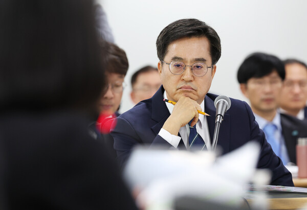 17일 경기도 수원시 영통구 경기도청에서 열린 국회 행정안전위원회의 경기도에 대한 국정감사에서 김동연 경기도지사가 위원 질의를 듣고 있다. 2023.10.17. 연합뉴스