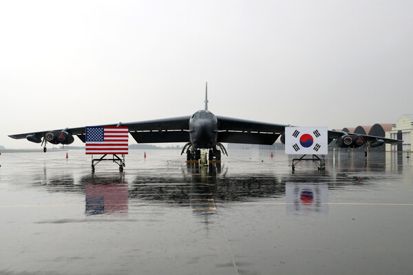 미국 전략폭격기 B-52H가 19일 청주 공군기지에 정착해 있다. 한·미 연합훈련이 아닌 계제에 미 전략자산이 국내 공군기지에 착륙한 것은 처음이다. 2023.10.19. [국방부 제공] 연합뉴스