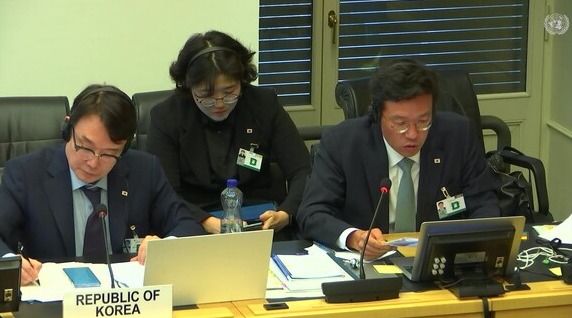 법무부 승재현 인권국장(한국 정부대표단 수석대표·왼쪽)과 법무부 박진열 인권국 인권정책과장(오른쪽)이 19일(현지시간) 스위스 제네바 유엔 최고인권대표 사무소 회의실에서 열린 유엔 자유권규약 위원회(UN Human Rights Committee) 심의에서 답변하고 있다. 2023.10.20. 유엔 웹TV 갈무리