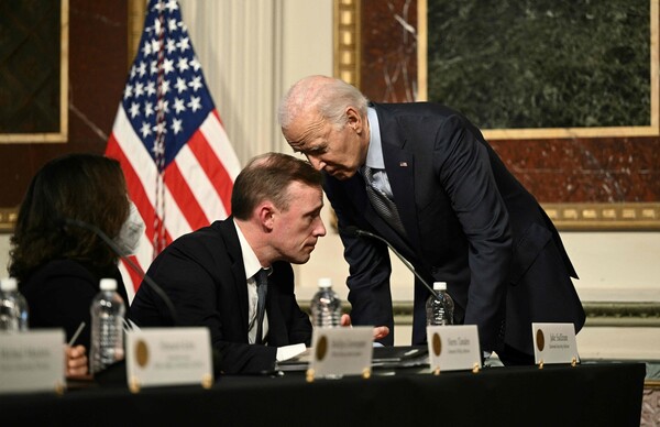 조 바이든 미국 대통령(오른쪽)이 11일(현지시간) 워싱턴DC 백악관에서 열린 유대인 공동체 지도자들과의 간담회에 참석하고 있다. 바이든 대통령은 이날 "이스라엘의 안보와 유대인의 안전을 보장하겠다는 내 약속은 흔들리지 않는다"고 강조했다. 2023.10.12. AFP 연합뉴스