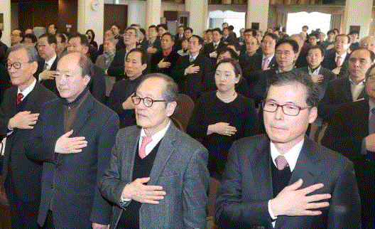 2017년 서울 중구 프레스센터에서 열린 한국자유회의 출범식에서 참석자들이 국기에 대한 경례를 하고 있다. 앞줄 왼쪽 두번째가 박인환 경찰제도발전위원회 초대 위원장. 2017.1.23. 연합뉴스