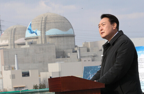 ​윤석열 국민의힘 대선 후보가 지난 2021년 12월 29일 경북 울진군 신한울 원전 건설중단 현장을 방문, 탈원전 정책 전면 재검토 등의 원전공약을 발표하고 있다. 연합뉴스