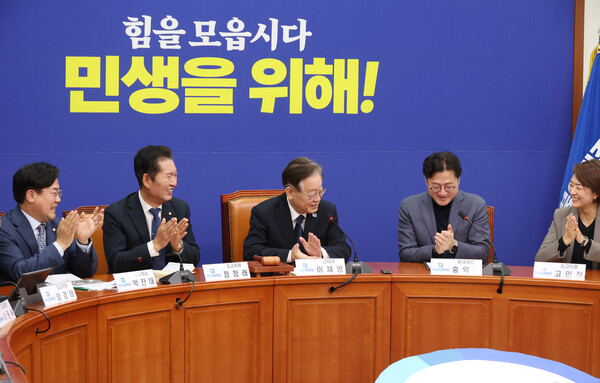 23일 국회에서 열린 최고위원회의에서 홍익표 원내대표 등 당 지도부가 이재명 대표를 환영하는 의미로 박수를 치고 있다. 2023.10.23. 연합뉴스