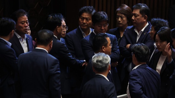 더불어민주당 박광온 원내대표 등이 21일 국회 본회의장에서 이재명 대표 체포동의안 가결이 예상되자 어두운 표정을 짓고 있다. 2023.9.21. 연합뉴스