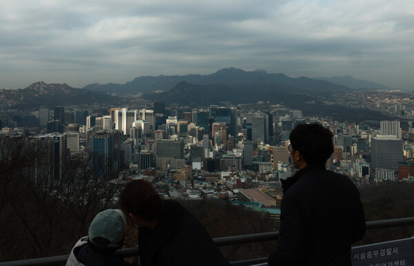 경제협력개발기구(OECD), 국제통화기금(IMF) 등이 우리나라의 올해 연간 경제성장률 전망치를 하향 조정해 발표했다. 사진은 주요 기업과 금융기관들이 모여 있는 서울 도심에 먹구름이 드리워 있는 모습. 연합뉴스