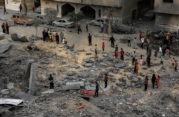 이스라엘 군이 가자 남부 칸 유니스의 건물을 폭격한 이후 팔레스타인 주민들이 폐허가 된 장소에 모여들고 있다.  2023 10. 23. [로이터=연합뉴스]