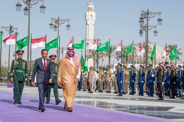 모하메드 빈 살만 사우디 왕세자(총리·오른쪽)이 걸프협력회의(GCC)-아세안 정상회의 참석을 위해 리야드를 방문한 조코 위도도 인도네시아 대통령을 환영하고 있다. 사우디는 이 회의에서 2030 리야드 세계박람회에 대한 아세안의 지지를 확보했다. 2023.10.19.  AFP 연합뉴스 