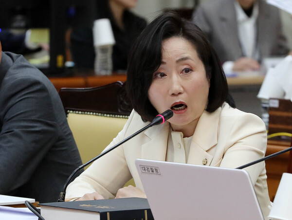 국민의힘 전주혜 의원이 23일 서울 서초구 대검찰청에서 열린 국회 법제사법위원회의 대검찰청에 대한 국정감사에서 이원석 검찰총장에게 질의를 하고 있다. 2023.10.23. [국회사진기자단]