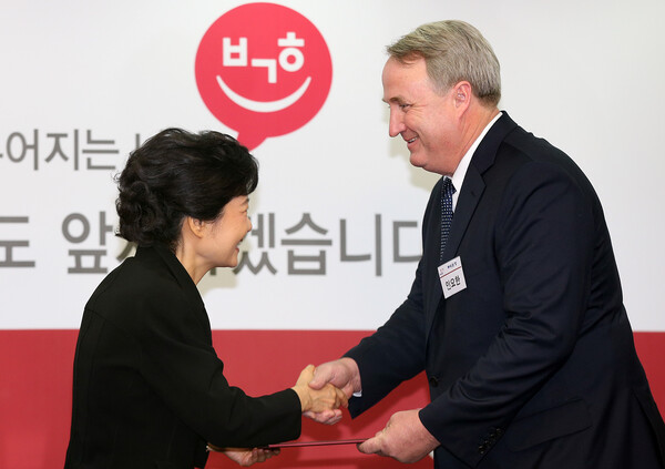 새누리당 박근혜 대선후보가 16일 오전 서울 여의도 당사에서 열린 100%대한민국대통합위원회 임명장 수여식에서 인요한 국민대통합위 부위원장에게 임명장을 주고 있다. 2012.10.16. 연합뉴스