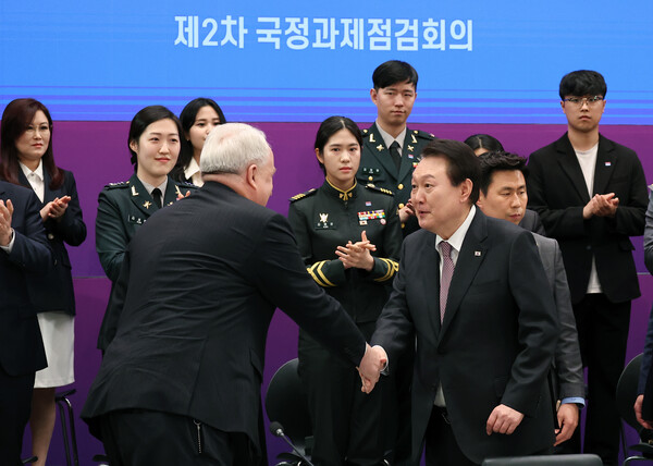 윤석열 대통령이 5일 청와대 영빈관에서 열린 제2차 국정과제점검회의에 입장하며 인요한 연세대 의과대학 세브란스병원 소장과 인사하고 있다. 2023.4.5. 연합뉴스
