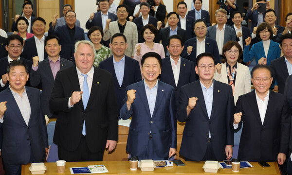 23일 국회에서 열린 국민의힘 공부모임 '국민공감' 행사에서 김기현 대표, 윤재옥 원내대표, 초청 강사인 인요한 연세대 의대 교수 등이 기념촬영을 하고 있다. 2023.8.23. 연합뉴스