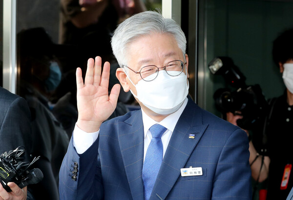 이재명 경기도지사가 2020년 7월 16일 대법원에서 ‘친형 강제 입원’과 관련된 허위사실 공표 혐의에 대해 무죄 판결을 받은 직후 도청을 찾은 지지자들을 향해 밝은 표정으로 손을 흔들고 있다. 이 지사는 이때부터 대장동 의혹이 터지기 전까지 대선 주자로 승승장구했다. 2020.7.16. 연합뉴스