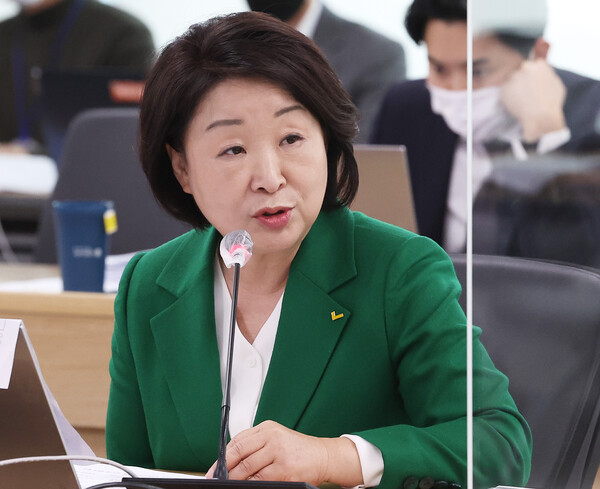 심상정 정의당 의원은 2021년 경기도 국정감사에서 “대장동 책임이 이재명 지사에게 있다”며 공격했다. 대선 토론 과정에서도 대장동을 공격하며 이재명에게 각을 세웠다. 사진은 2022년 경기도 국감에서 질의하는 모습. 연합뉴스