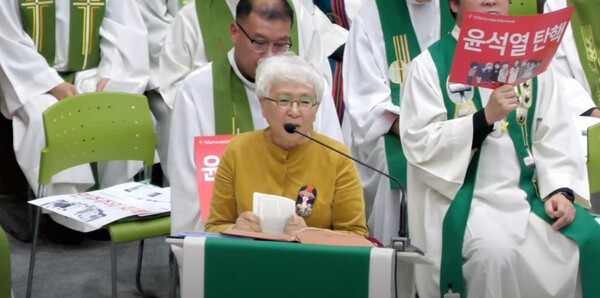 23일 오후 전북 전주 우전성당에서 열린 '오염된 바다, 흔들리는 민주주의를 걱정하는 월요시국기도회'에서 이강실 전주고백교회 목사가 연대 발언을 하고 있다. 2023.10.23. 천주교정의구현전국사제단 유튜브 채널 갈무리