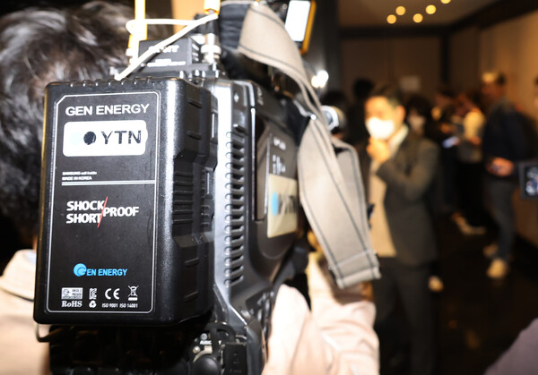 23일 YTN 매각 주관사인 삼일회계법인 주재로 그랜드하얏트서울 호텔에서 열린 개찰을 마치고 관계자들이 회의장을 나서며 취재진의 질문을 받고 있다. 2023.10.23 연합뉴스