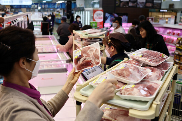 9월 생산자물가가 석 달 연속 상승했다. 선물 상한액 상향과 개학으로 단체급식이 재개되면서 축산물이 3.5% 올랐다. 사진은 서울지역 마트의 돼지고기 판매대. 2023.4.21. 연합뉴스