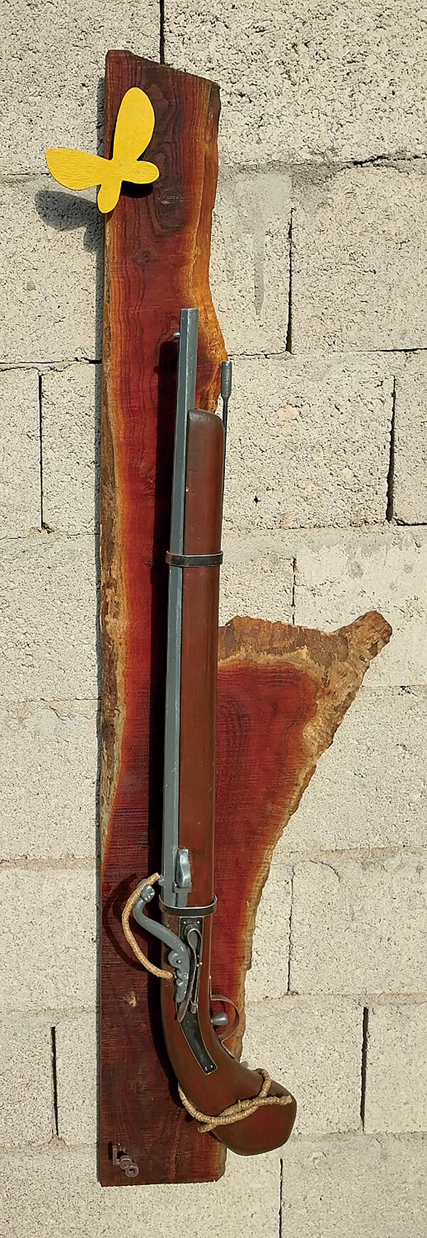 김두성 작 ‘가자!’(120×30cm 혼합재료)“이길 수 없는 전쟁이었다. 맥심 기관총과 무라타 소총으로 무장한 이들에게 화승총은 처음부터 이길 수 없는 전쟁이었다. 그러나 그들은 멈출 수 없었다.나아가는 역사 앞에 비루하게 물러설 수 없었다. 이제 우리는 안다. 그때 그들은 졌지만 지지 않았다는 것을. 우리는 비루하게 물러서지 않을 것이다.”