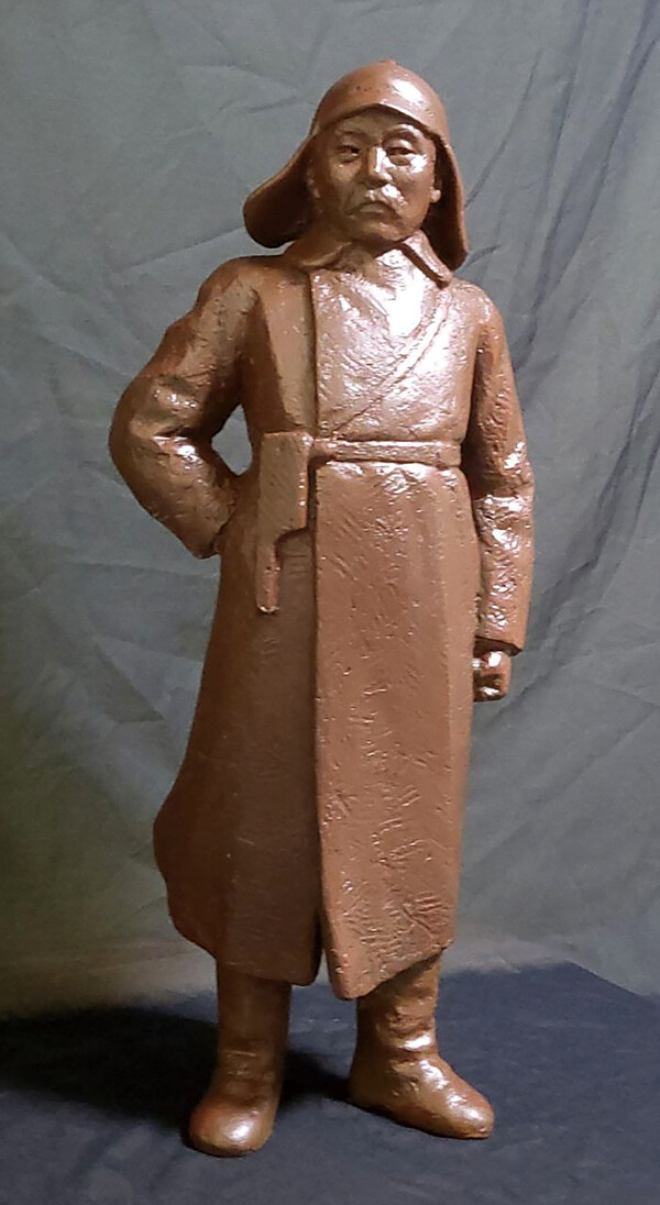 김서경 작 ‘홍범도 장군’(가로22×세로19×높이50cm FRP)“홍대장이 가는 길에는 일월이 명랑한데,왜적군대 가는 길에는 비가 내린다.에행야,에행야,에행야,에행야왜적군대가 막 쓰러진다.오연발 탄환에는 군물이 돌고화승대 구심에는 내물이 돈다에행야,에행야,에행야,에행야왜적군대가 막 쓰러진다.”-날으는 홍범도가(歌)