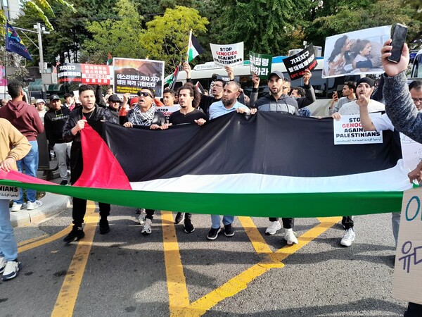 지난 10월 22일에 열린 '이스라엘의 가자지구 공격 규탄 한국 시민사회 긴급행동'에서 연대의 의미로 팔레스타인 깃발을 펼치고 행진하고 있는 참가자들