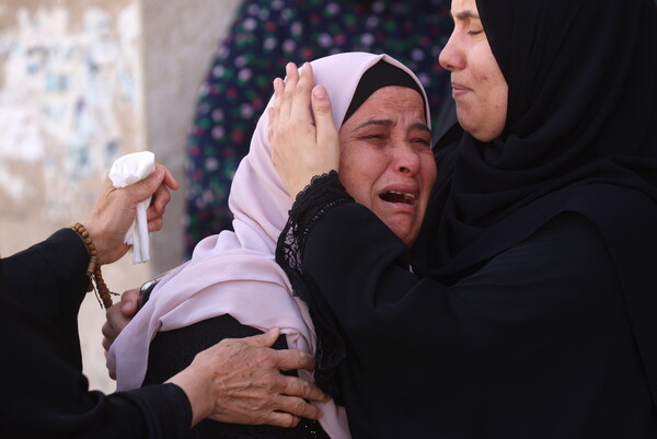 이스라엘의 이슬람 사원 공습으로 가족을 잃은 팔레스타인 요르단강 서안 주민이 22일(현지시간) 제닌에서 열린 장례식에서 슬퍼하고 있다. 이스라엘은 팔레스타인 무장 정파 하마스가 통치하는 가자지구는 물론 레바논·시리아·팔레스타인 서안 등지를 공습하면서 '다면전'을 벌이고 있다. 2023.10.23. EPA 연합뉴스