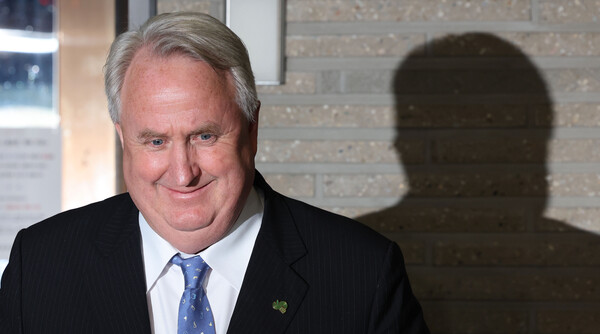 국민의힘 혁신위원장으로 임명된 인요한 연세대 의대 교수가 23일 서울 영등포구 여의도 국민의힘 중앙당사에서 주요 당직자들과 만난 뒤 나오며 취재진 질문을 듣고 있다. 2023.10.23. 연합뉴스