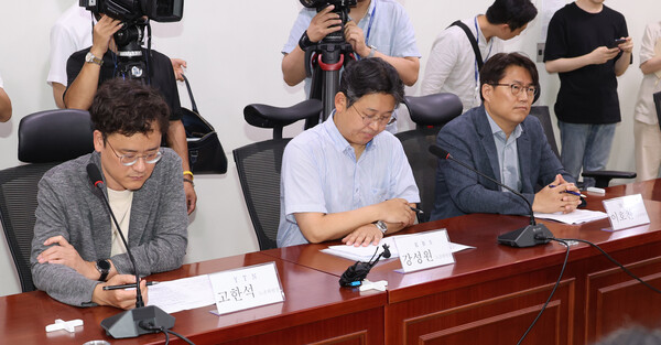 고한석 YTN 노조위원장(왼쪽부터), 강성원 KBS 노조위원장, 이호찬 MBC 노조위원장이 3일 오후 서울 여의도 국회 의원회관에서 열린 '윤석열정권 언론장악저지 야4당 공동대책위원회 긴급 간담회'에 참석해 있다. 2023.7.3. 연합뉴스