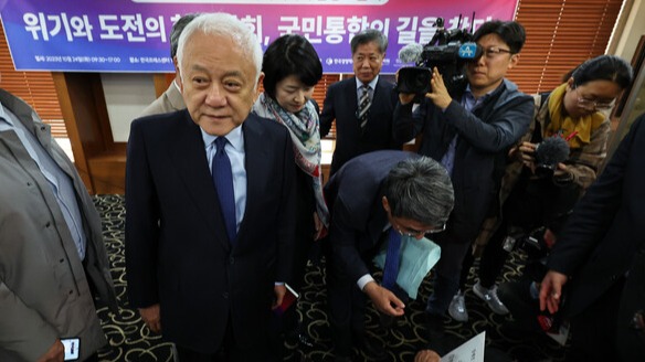 김한길 국민통합위원회 위원장이 24일 오전 서울 중구 프레스센터에서 열린 국민통합을 위한 사회과학학회와의 합동토론회에서 전국장애인차별철폐연대(전장연) 활동가와 면담하고 있다. 2023.10.24.연합뉴스