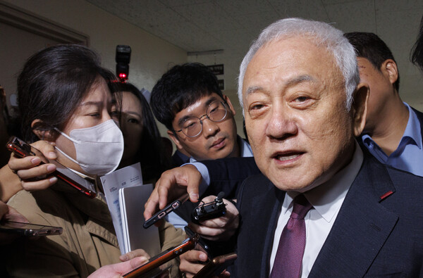 김한길 국민통합위원회 위원장이 23일 오전 서울 종로구 정부서울청사에서 열린 국민통합위와 정부 부처 합동 자살 예방 정책 제언 브리핑을 마친 뒤 '총선 역할론' 관련 취재진 질문에 답하고 있다. 2023.10.23. 연합뉴스