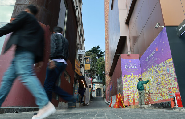 이태원 참사 1주기를 2주 앞둔 15일 서울 용산 이태원의 참사 골목에 설치된 '10.29 이태원 참사 기억의 길'에서 시민들이 걷고 있다. 2023.10.15. 연합뉴스