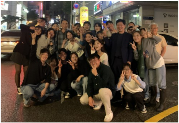 지난달 26일 종강회식을 하다가 다음날 제주행 첫 비행기를 타야 해서 일찍 자리를 빠져나오자 학생들이 몰려나와 사진을 찍었다. © 천종현