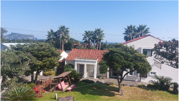 키아오라리조트에서 바라보면 왼쪽의 일출봉과 함께 바다가 펼쳐진다. © 이봉수 