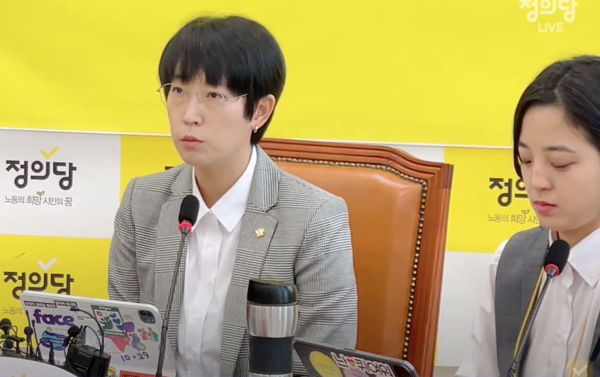 25일 국회에서 열린 정의당 의원총회에 참석한 장혜영 의원(왼쪽)과 류호정 의원. 유튜브 정의당TV 갈무리