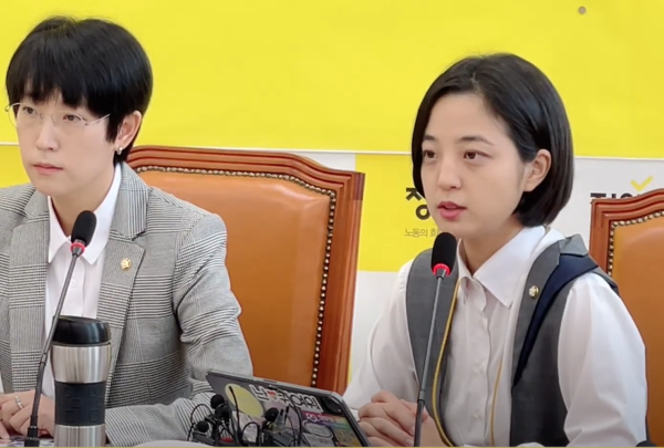 25일 국회에서 열린 정의당 의원총회에 참석한 류호정 의원(오른쪽)과 장혜영 의원. 유튜브 정의당TV 갈무리