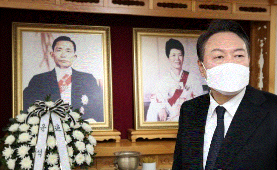 국민의힘 윤석열 대선 후보가 지난해 2월 경북 구미시 박정희 생가를 찾아 참배했다. 2022.2.18. [공동취재] 연합뉴스