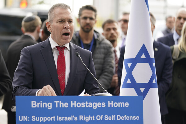 길라드 에르단 주유엔 이스라엘 대사가 24일 미국 뉴욕 유엔본부 앞에서 이스라엘인 인질들에 대해 발언하고 있다. 안토니우 구테흐스 유엔 사무총장 비난 발언은 안보리 회의장 밖에서 한 별도의 회견장에서 나왔다. 2023.10.24. AP 연합뉴스 