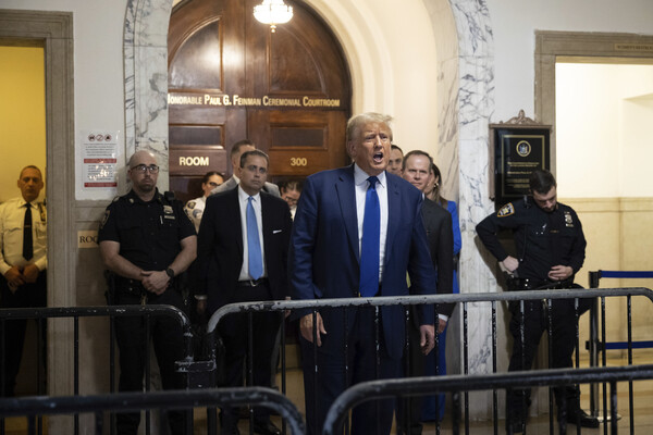 도널드 트럼프 전 미국 대통령이 25일 뉴욕주 대법원에서  사기 혐의 재판을 받고 법정에서 나오면서 취재진을 상대로 발언하고 있다. 2023. 10. 25 [AP=연합뉴스]