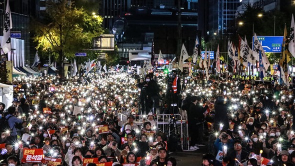 21일 오후 서울 숭례문~시청 구간에서 열린 제61차 '윤석열 퇴진! 김건희 특검!' 촛불대행진에 참여한 시민들이 촛불과 핸드폰 불빛을 밝히고 있다. 2023.10.21. 사진작가 이호