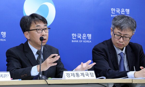 신승철 경제통계국장(왼쪽)이 26일 오전 한국은행에서 3분기 실질 국내총생산(GDP) 속보치 추계 결과를 발표하고 있다. 2023.10.26. 연합뉴스