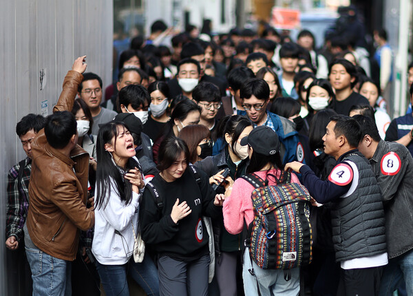 25일 오후 서울 건대 맛의거리 입구 인근에서 인파감지시스템 가동 점검 및 훈련이 진행되고 있다. 2023.10.25. 연합뉴스