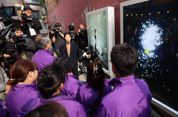 10·29 이태원 참사 유가족협의회와 10·29 이태원 참사 시민대책회의 관계자들이 26일 오전 서울 용산구 이태원 해밀톤호텔 옆 골목을 '10·29 기억과 안전의 길'이라 이름 붙이고, 3개의 빌보드 등 시설물을 설치하는 것을 뼈대로 한 '참사 현장' 정비 내용을 기자들에게 설명한 뒤 빌보드를 살펴보고 있다. 2023.10.26. 연합뉴스