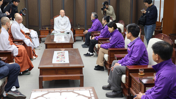 26일 이정민 유가족협의회 위원장을 비롯한 이태원 참사 유가족들이 서울 종로구 대한불교조계종 총무원을 찾아 총무원장 진우 스님을 예방하고 있다. 2023.10.26. 연합뉴스