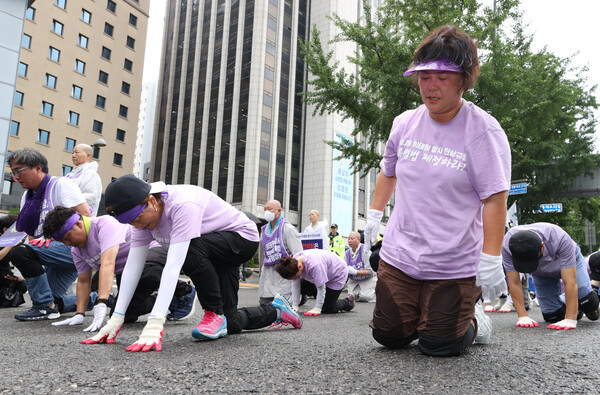 이태원 참사 발생 300일을 사흘 앞둔 22일 오전 중구 서울광장에서 열린 '이태원 참사 진상규명 특별법 제정 촉구 및 300일 추모 4대 종교 삼보일배'에서 유가족과 종교인들이 삼보일배를 하고 있다. 2023.8.22. 연합뉴스