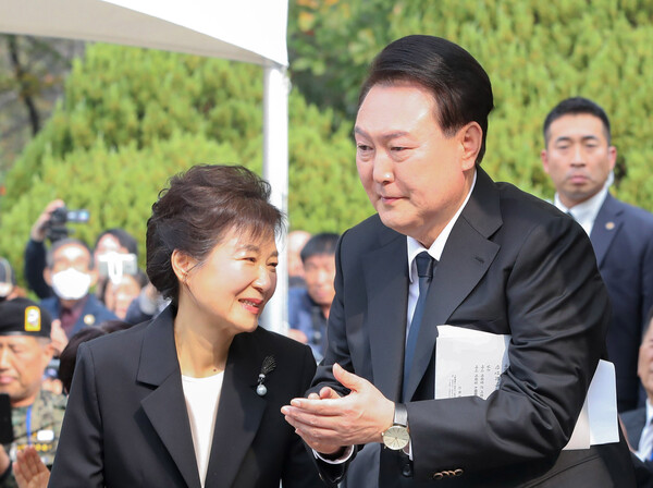 윤석열 대통령이 26일 서울 동작구 국립서울현충원 박정희 전 대통령 묘역에서 열린 박 전 대통령 서거 제44주기 추도식에서 박근혜 전 대통령의 건강을 기원하는 정재호 민족중흥회 회장의 안내말에 박수치고 있다. 2023.10.26 [대통령실통신사진기자단] 연합뉴스