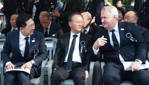 국민의힘 김기현 대표(왼쪽부터), 윤재옥 원내대표, 인요한 혁신위원장이 26일 서울 동작구 국립서울현충원 박정희 전 대통령 묘역에서 열린 박 전 대통령 서거 제44주기 추도식에서 대화하고 있다. 2023.10.26 [대통령실통신사진기자단] 연합뉴스