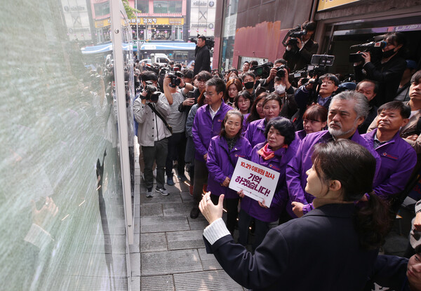 10.29 이태원 참사 유가족들이 26일 서울 용산구 이태원역 1번 출구 앞에서 열린 '10.29 기억과 안전의 길 조성 기자회견'에서 공개된 추모 조형물을 살펴보고 있다. 2023.10.26 [공동취재] 연합뉴스