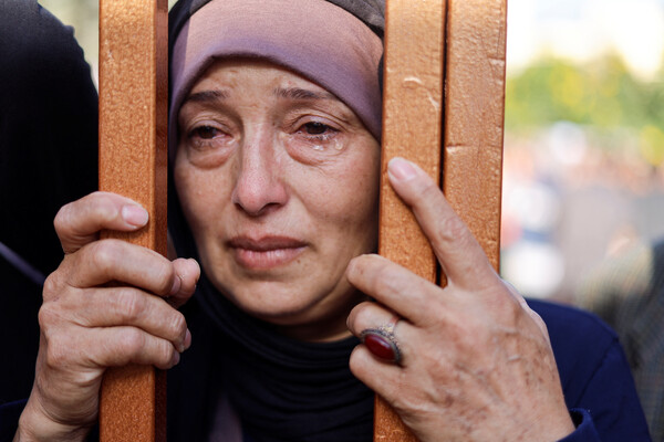 26일(현지시간) 가자지구 남부 칸 유니스의 병원에서 한 여성이 이스라엘군의 공습으로 사망한 팔레스타인 주민들의 시신을 보며 눈물을 흘리고 있다. 하마스가 통치하는 가자지구의 보건부는 팔레스타인 측 누적 사망자가 6천546명이라고 전날 밝혔다. 2023.10.26. 로이터 연합뉴스