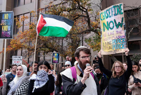 25일(현지시간) 미국 미시간주 디트로이트 시내 정부청사 앞에서 '평화를 위한 유대인의 목소리' 회원과 지지자들이 이스라엘과 팔레스타인 하마스 간 휴전을 촉구하는 시위를 벌이고 있다. 이스라엘군의 잇단 공습으로 팔레스타인 가자지구 사망자가 6천 명을 넘어서자 각지에서 휴전을 촉구하는 목소리가 높아지고 있다. 2023.10.26. 로이터 연합뉴스