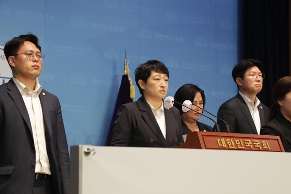 국민의힘 소속 용산구의회 김선영 의원이 정부와 여당의 10·29 이태원 참사 처리에 문제가 있다며 국민의힘을 탈당했다. 김 의원이 27일 국회에서 기자회견을 하는 모습. 2023.10.27 [더불어민주당 서울시당 제공] 연합뉴스