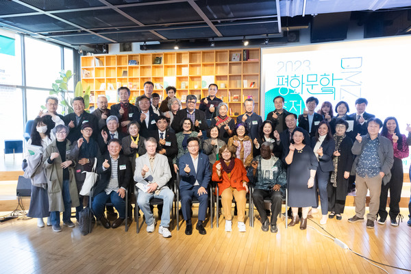 2023 DMZ 평화문학축전' 행사 중의 하나인 노벨문학상 수상작가와 대화의 시간 기념 사진. 경기도 제공