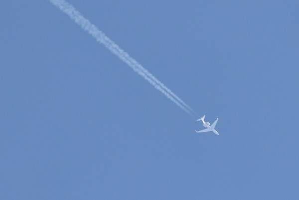 이스라엘 방산업체인 항공우주산업(IAI) 정찰기가 26일(현지시간) 가자지구 국경 너머로 비행하고 있다. 이스라엘군은 이날 팔레스타인 무장 정파 하마스의 근거지인 가자지구 내에 진입해 심야 공격을 가한 뒤 철수했다고 밝혔다. 2023.10.26. AFP 연합뉴스